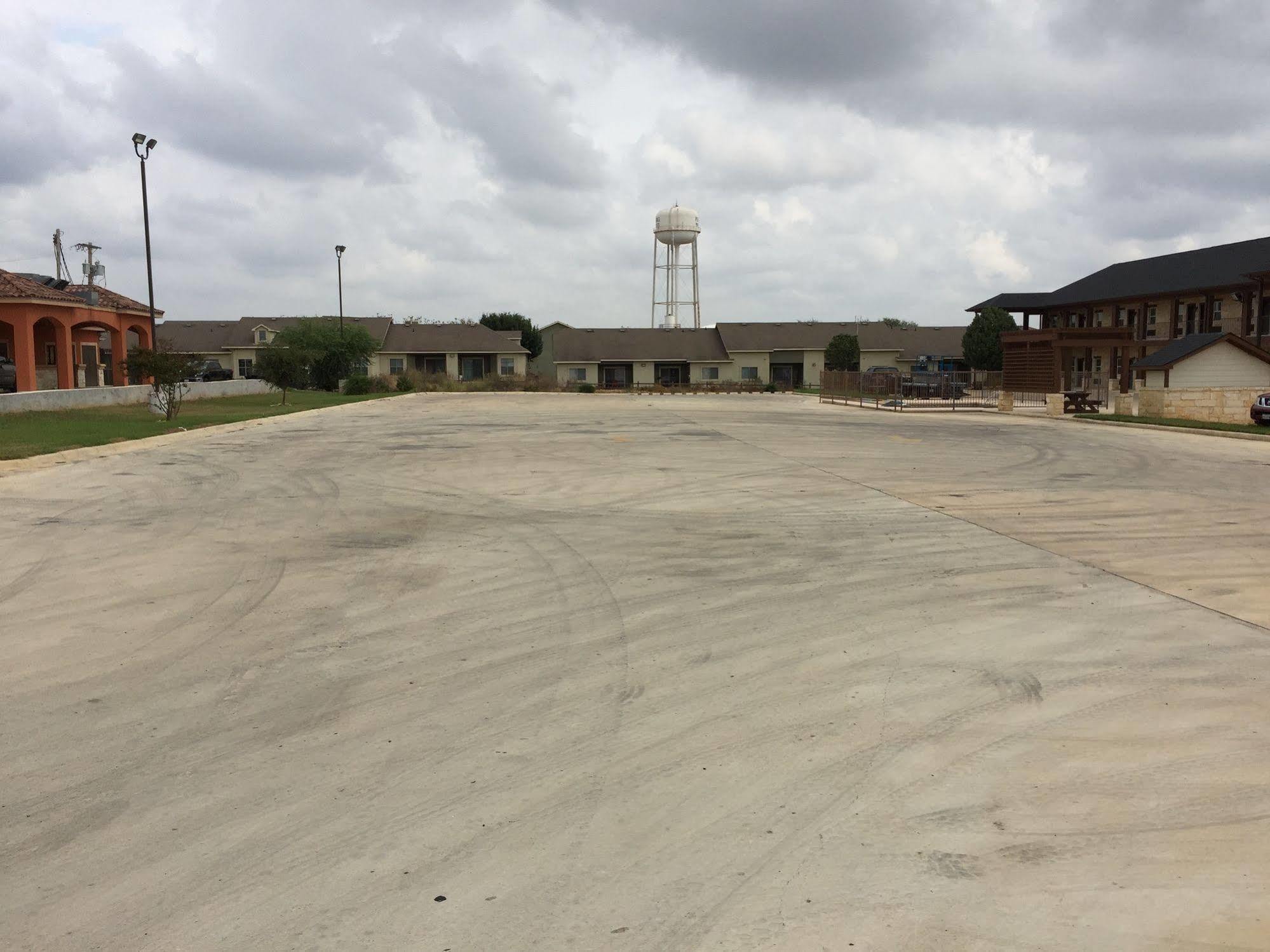 Pearsall Inn And Suites Exterior foto