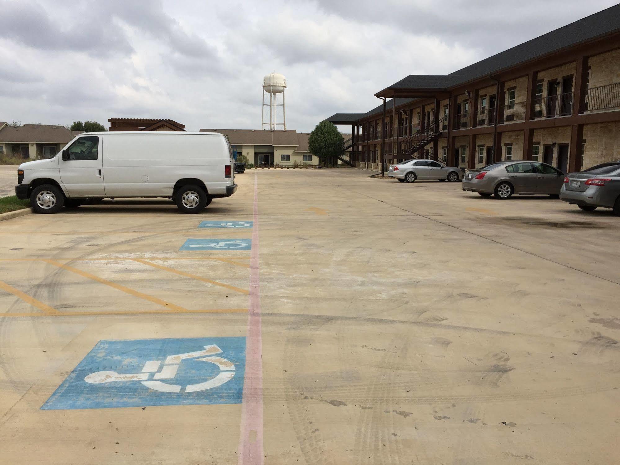 Pearsall Inn And Suites Exterior foto