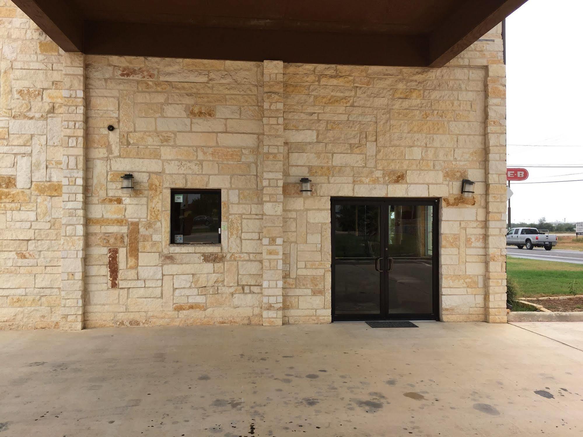 Pearsall Inn And Suites Exterior foto