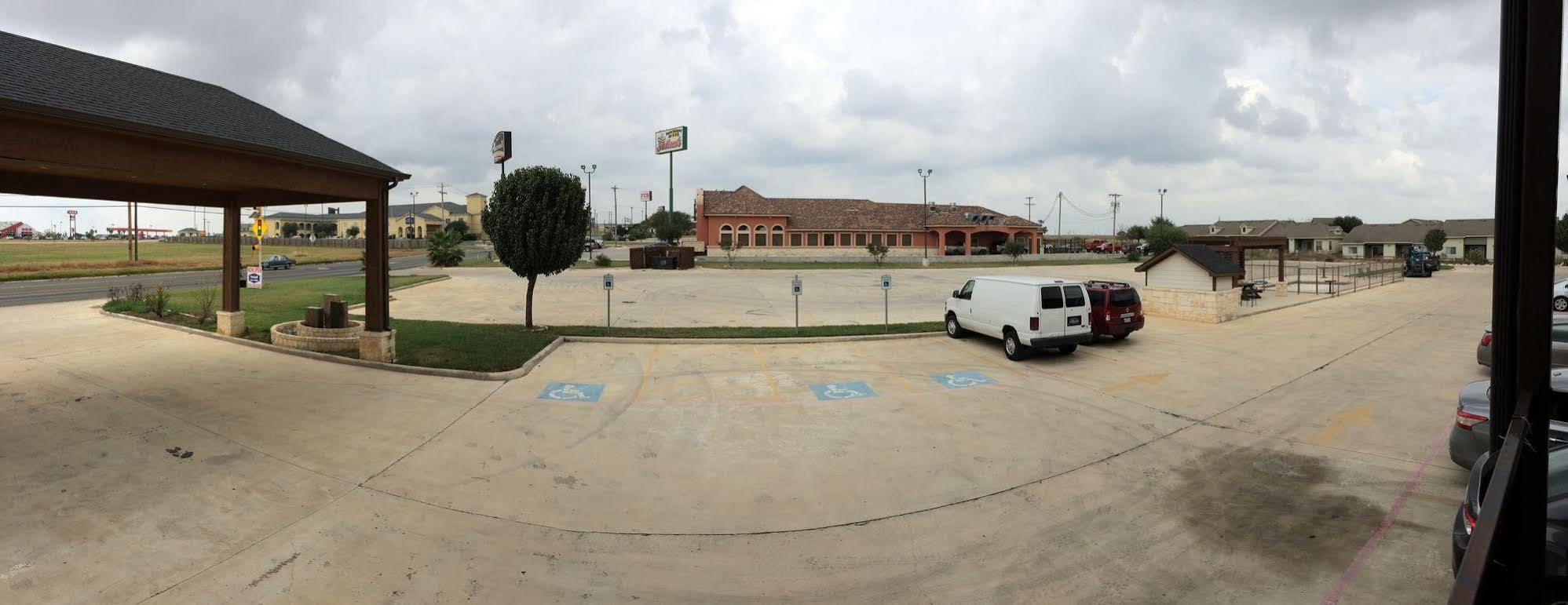 Pearsall Inn And Suites Exterior foto