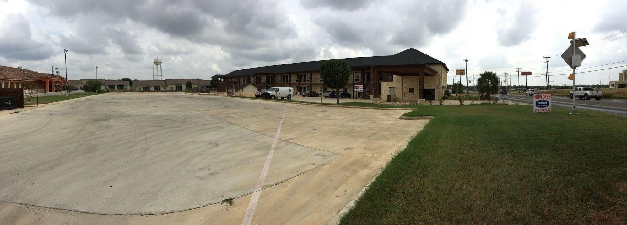 Pearsall Inn And Suites Exterior foto